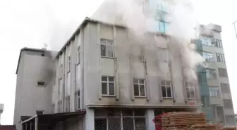 ATAŞEHİR'DE KOLTUK İMALATHANESİNDE YANGIN