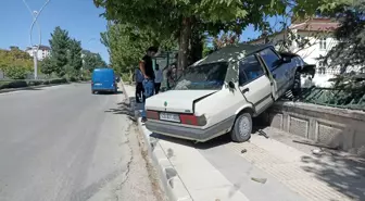 Son dakika 3. sayfa: Elazığ'da otomobil duvara çarptı: 1 yaralı