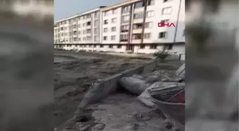 ESENYURT'TA ANİDEN BASTIRAN YAĞMUR SU BASKINLARINA NEDEN OLDU (1)