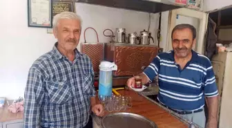 Afyon haberi: 35 yıldır termosla 1,5 liraya çay satıyorlar