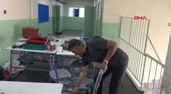 MÜDÜR YARDIMCISI OKULDAKİ TAMİR VE BAKIM İŞLERİNİ KENDİSİ YAPIYOR