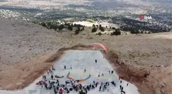 Gökyüzü paraşütçülerle doldu, Zafer Bayramı havada bayraklar açılarak kutlandı