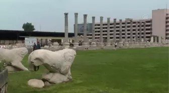 Smyrna Tiyatrosu'ndaki kazıda bulunan heykel başı koruma altında