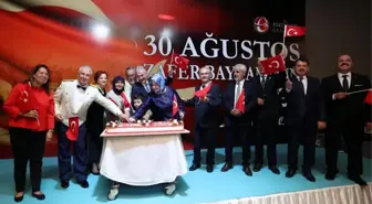 Eskişehir haber | Eskişehir Valisi Ayyıldız ve eşi 30 Ağustos Zafer Bayramı nedeniyle resepsiyon verdi