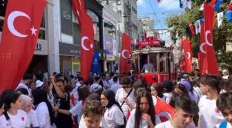 İstiklal Caddesi 30 Ağustos Zafer Bayramı'nın 100'üncü yılında bin adet bayrakla donatıldı