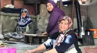 Köy kadınlarından zorlu tandır ekmeği yapımı