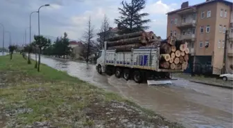 Kütahya haber! Kütahya'da sağanak; yollar göle döndü, iş yerlerini su bastı