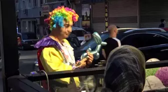 Palyaço kılığında önce balon dağıttı sonra para topladı