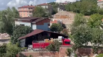 Son Dakika | Beykoz'da yıkım kararı olan binanın sakinleri çatıya çıktı