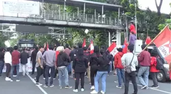 Endonezya'da öğrencilerden akaryakıt protestosu