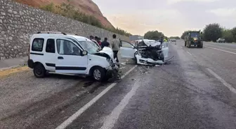 Son dakika haber | Otomobil ile hafif ticari araç kafa kafaya çarpıştı: 3 yaralı