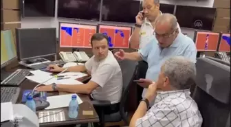 Süveyş Kanalı'nda tankerin karaya oturması sonucu duran deniz trafiği yeniden açıldı