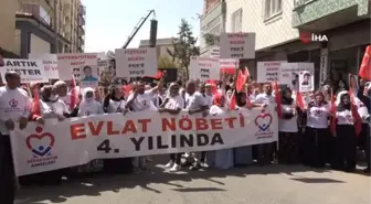 Bakan Soylu, evlat nöbetindeki ailelerle teröre lanet yürüyüşüne katıldı