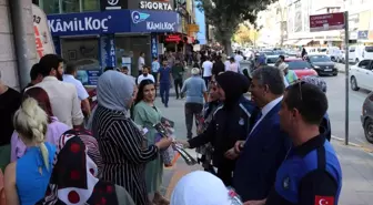 Van yerel haberleri... Van Büyükşehir zabıtası esnaf ve vatandaşlara karanfil dağıttı