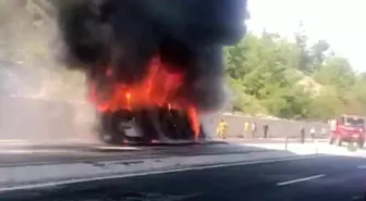 Seyir halindeki yolcu otobüsü alev alev yandı