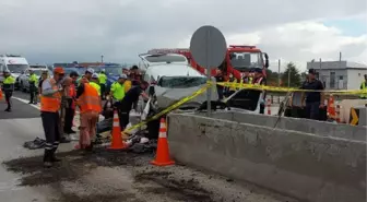 Hafif ticari araç gişelerin beton bariyerine çarptı: 3 ölü, 1 yaralı