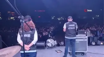 Konser izleyicileri uyuşturucu ile mücadele konusunda bilgilendirildi
