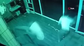 Esenyurt'ta köpeği ile şakalaşırken nereye kaçacağını şaşırdı
