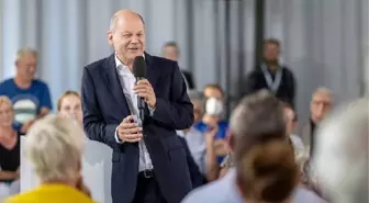 Almanya'da vatandaşlar Olaf Scholz'ın Kuzey Akım-2 projesini durdurma kararını protesto etti