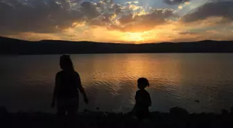 Balık Gölü'nde gün batımı kızıllığıyla suya yansıyor