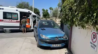 Otomobil, okul duvarına çarptı: 3 yaralı