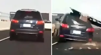 Seyir halinde olan aracının üzerine trafik levhası düştü