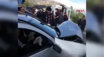 TOKAT'TA İKİ OTOMOBİL ÇARPIŞTI 4 YARALI