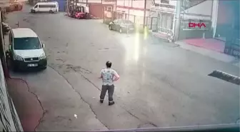 ÜMRANİYE'DE MİNİBÜSÜN ÇARPTIĞI KAMYONET TAKLA ATTI-2