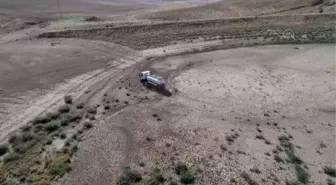 Yayla dönüşü susuzluktan bitkin düşen koyunlara tankerlerle su taşındı