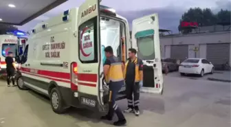 YOLA KONTROLSÜZ ÇIKAN OTOMOBİL KAZAYA NEDEN OLDU; 4 YARALI