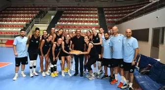 Adana haberi | Çukurova Belediye Başkanı Soner Çetin Çukurova Belediyesi Ads Kadın Voleybol Takımının Antrenmanını İzledi