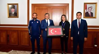 Dünya Kadınlar Boks Şampiyonu sporcuya Vali Şahin'den hediye