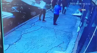 Son dakika haberleri... Kurye ile bir grup arasında yumruklu yol verme kavgası: Öfkeli adam tabureyle camı böyle kırdı