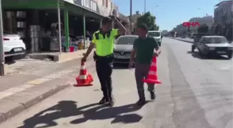 MOTOSİKLETLE ÇÖP KAMYONUNUN ALTINDA KALDI