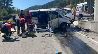 Muğla gündem haberleri... Muğla'da beton bariyerlere çarpan minibüsteki 2 kişi öldü, 2 kişi yaralandı