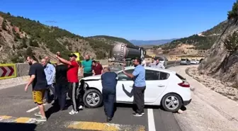 Son dakika 3. sayfa: Çankırı'da otomobil bariyerlere çarptı: 2 yaralı