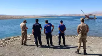 Elazığ haberi! Elazığ'da tekne battı: Tekneyle birlikte suda kaybolan şahsı arama çalışmaları sürüyor