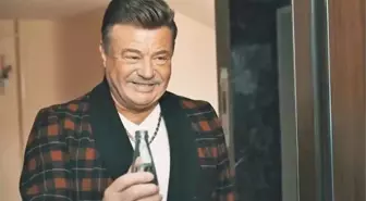 Hayvanat bahçesini ziyaret eden efsane oyuncu Nuri Alço yavru ayıya gazoz içirdi