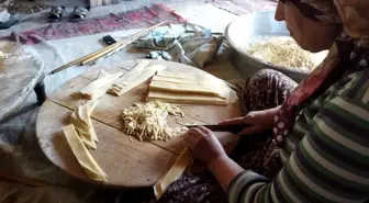 Kadınlar kışlık erişte kesimine başlandı