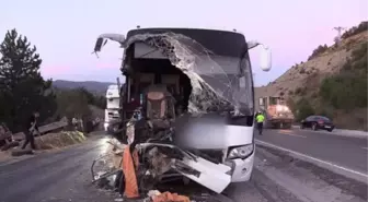 KASTAMONU - Otobüs ile traktör çarpıştı, 1 kişi öldü, 12 kişi yaralandı (2)