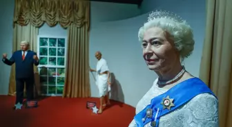 Kraliçe 2. Elizabeth'in Antalya'daki bal mumu heykeli çiçeklerle donatıldı