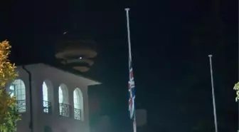 Kraliçe Elizabeth'in vefatının ardından İngiltere Büyükelçiliği'nde bayrak yarıya indirildi