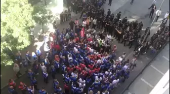 Öğretmenler Yine Engellendi, Bu Kez Eğitim-İş'in Yürüyüşü Polis Barikatı ile Kesildi