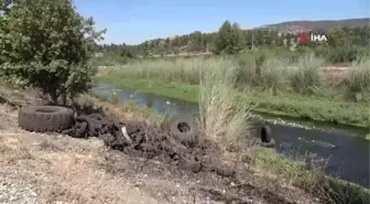 Dereye atılan onlarca lastik çevre kirliliğine neden oldu