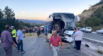 Son dakika haberleri... KASTAMONU - Otobüs ile traktör çarpıştı, 1 kişi öldü, 9 kişi yaralandı