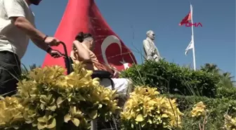 CHRİSTY BROWN'U ÖRNEK ALDI, SOL ELİYLE SENARYO YAZIYOR