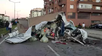 Son dakika haberleri... Elektrik direğine çarpan kamyonet hurdaya döndü: 1 ölü, 1 yaralı