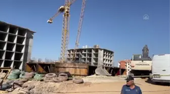 Malatya'da inşaat çalışmaları sırasında vinç devrildi