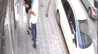 Sultangazi'de balkondan düşen saksı iki arkadaşı teğet geçti