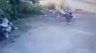 BABA İLE OĞLUNA OTOMOBİLLE ÇARPIP, SOPAYLA SALDIRDILAR